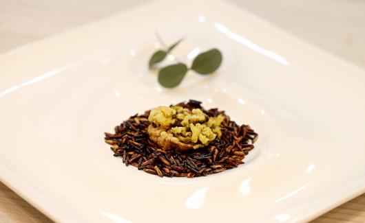 Ortiguilla y crujiente de arroz negro salvaje del restaurante especializado 'Quince Nudos' (Ribadesella). 