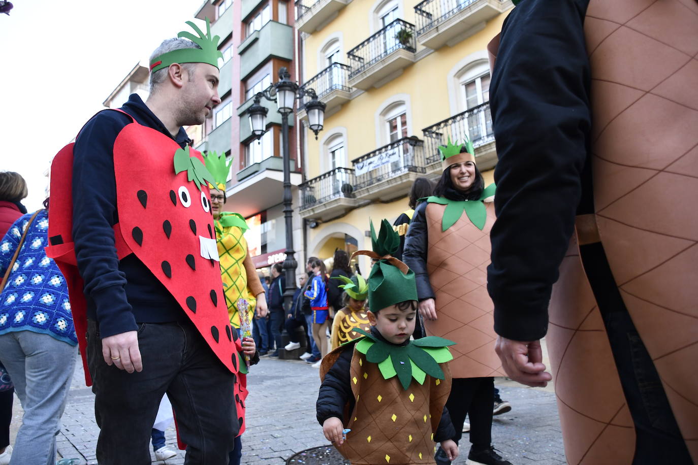 Fotos: Los escolinos devuelven a Avilés a los años noventa