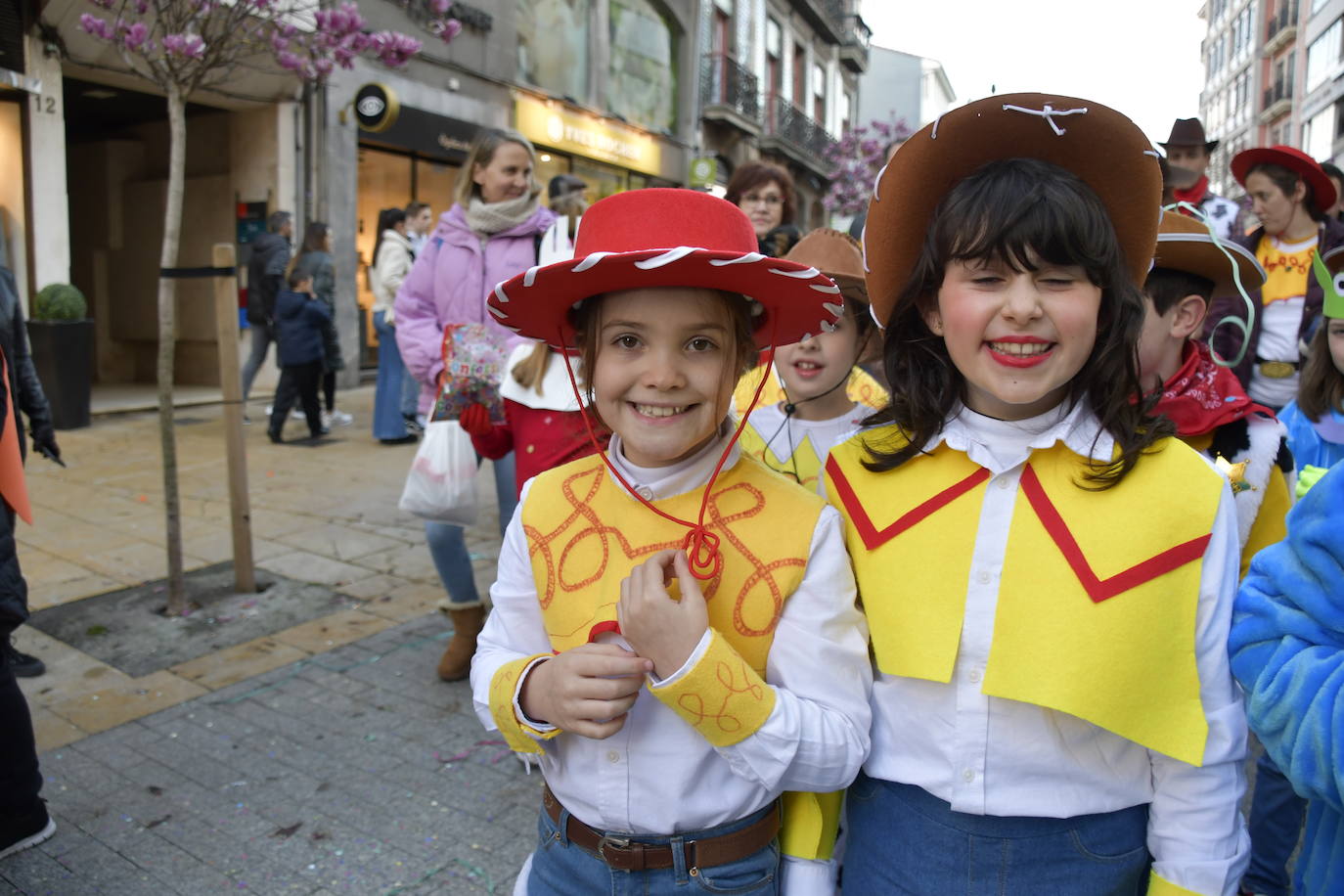 Fotos: Los escolinos devuelven a Avilés a los años noventa