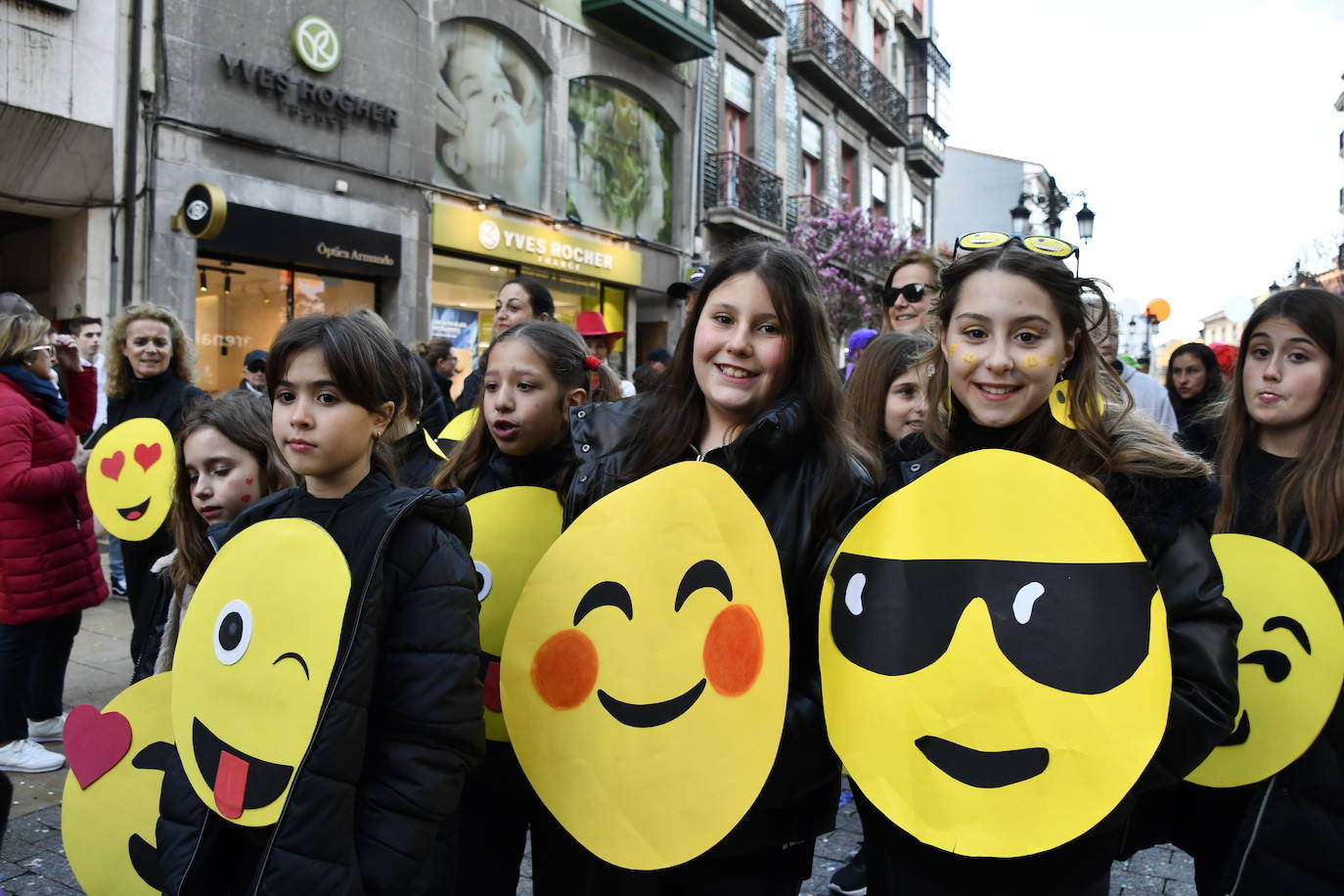 Fotos: Los escolinos devuelven a Avilés a los años noventa