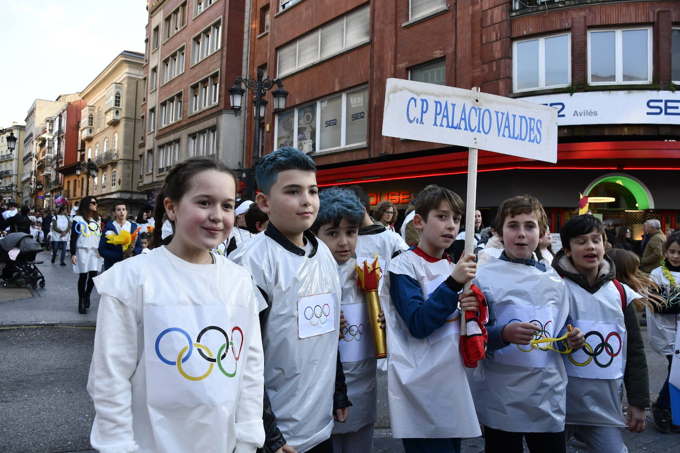 Fotos: Los escolinos devuelven a Avilés a los años noventa