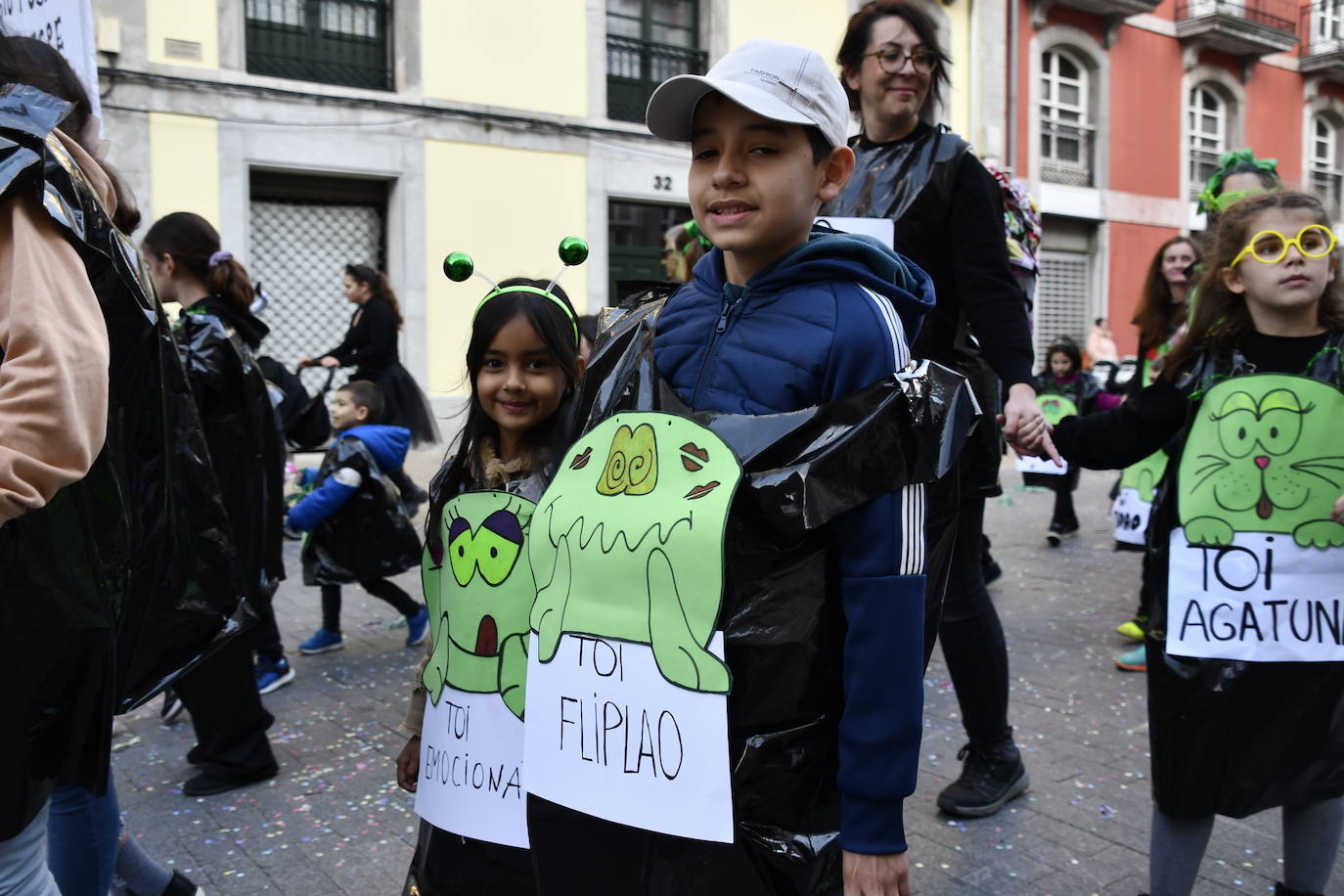 Fotos: Los escolinos devuelven a Avilés a los años noventa