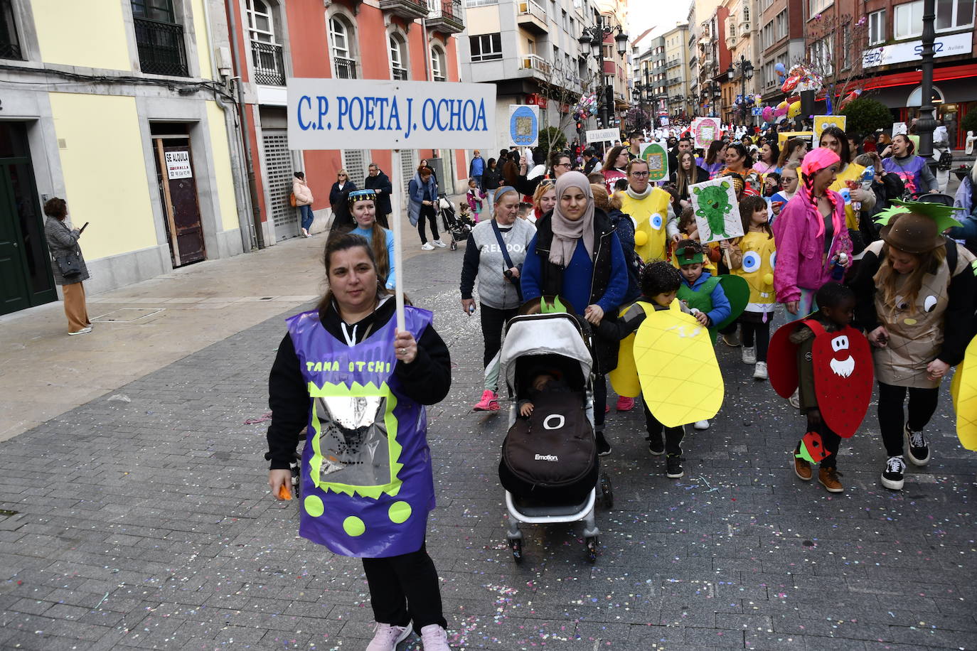 Fotos: Los escolinos devuelven a Avilés a los años noventa