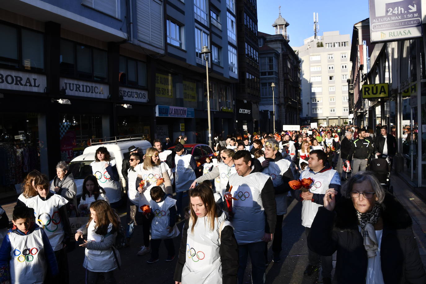 Fotos: Los escolinos devuelven a Avilés a los años noventa