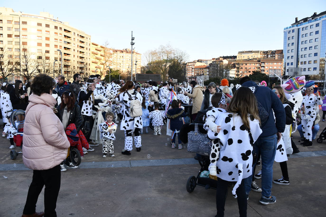 Fotos: Los escolinos devuelven a Avilés a los años noventa