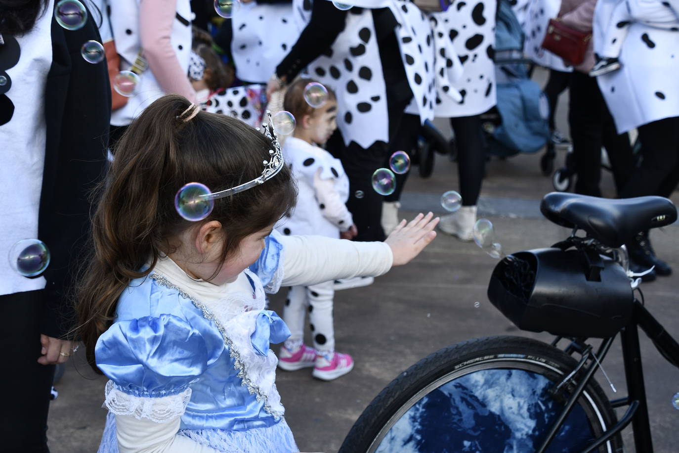 Fotos: Los escolinos devuelven a Avilés a los años noventa