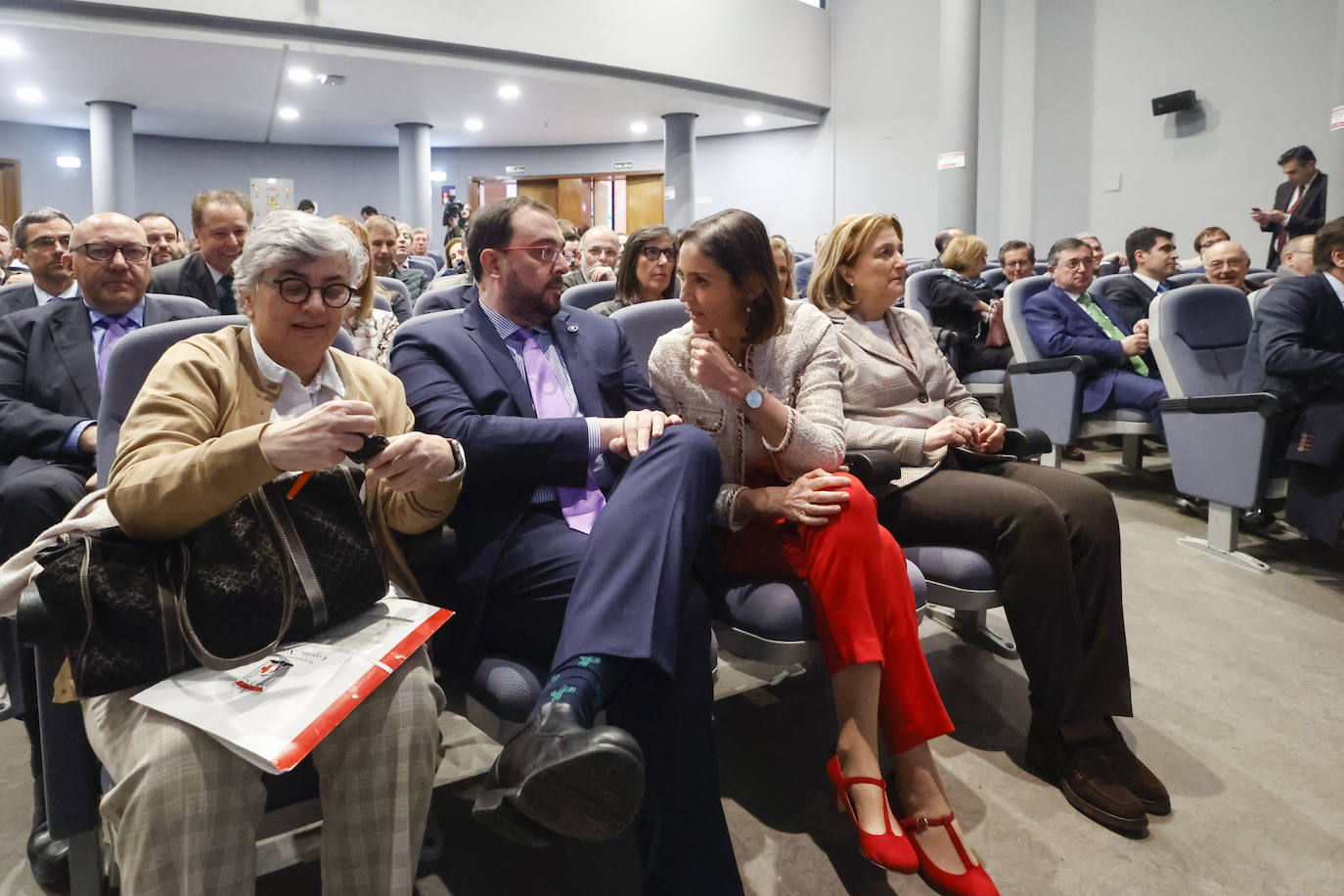 Fotos: La ministra de Industria, Reyes Maroto, presenta en Gijón el PERTE de la descarbonización