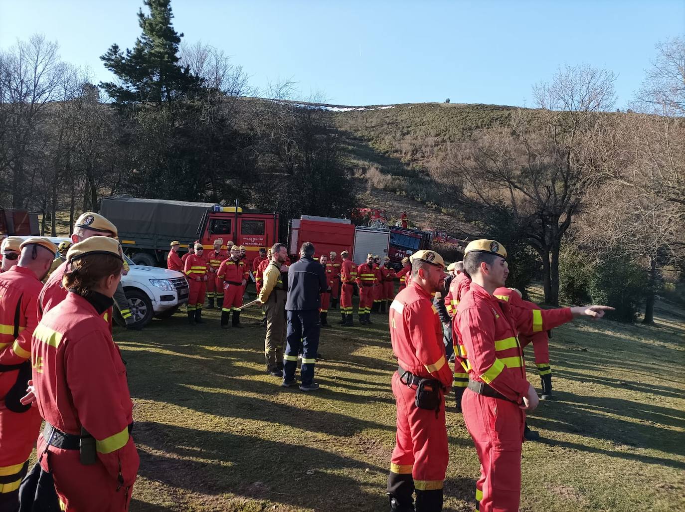 Efectivos del cuerpo de bomberos, en un incendio forestal esta semana. 