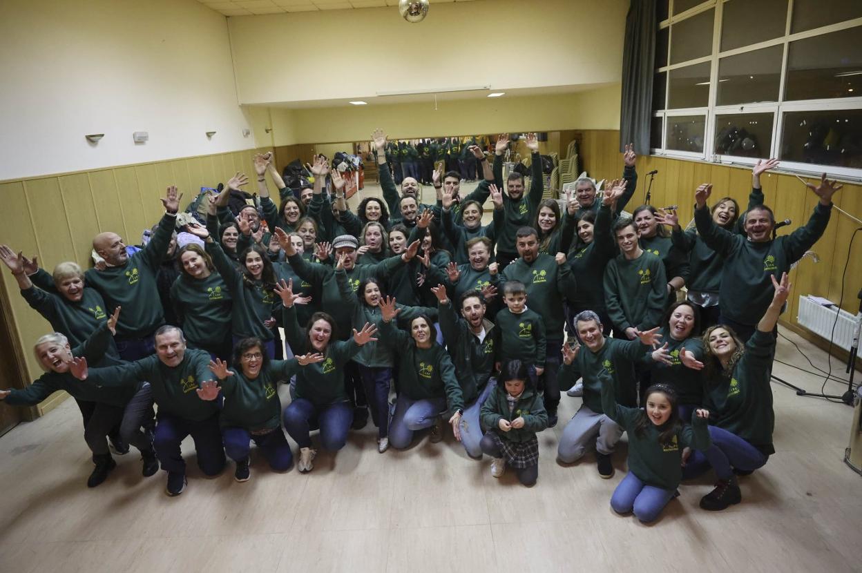 La charanga Los Restallones ensaya en el local de la Asociación de Vecinos de Santa Bárbara para su actuación en el concurso del Jovellanos. 