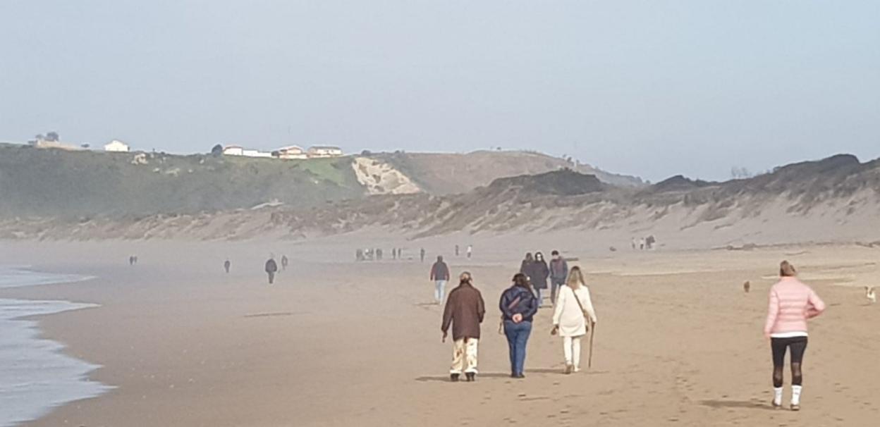 El suceso provocó un notable revuelo entre los transeúntes, que trataron de prestar toda la ayuda posible sobre el terreno al joven y a los suyos. 