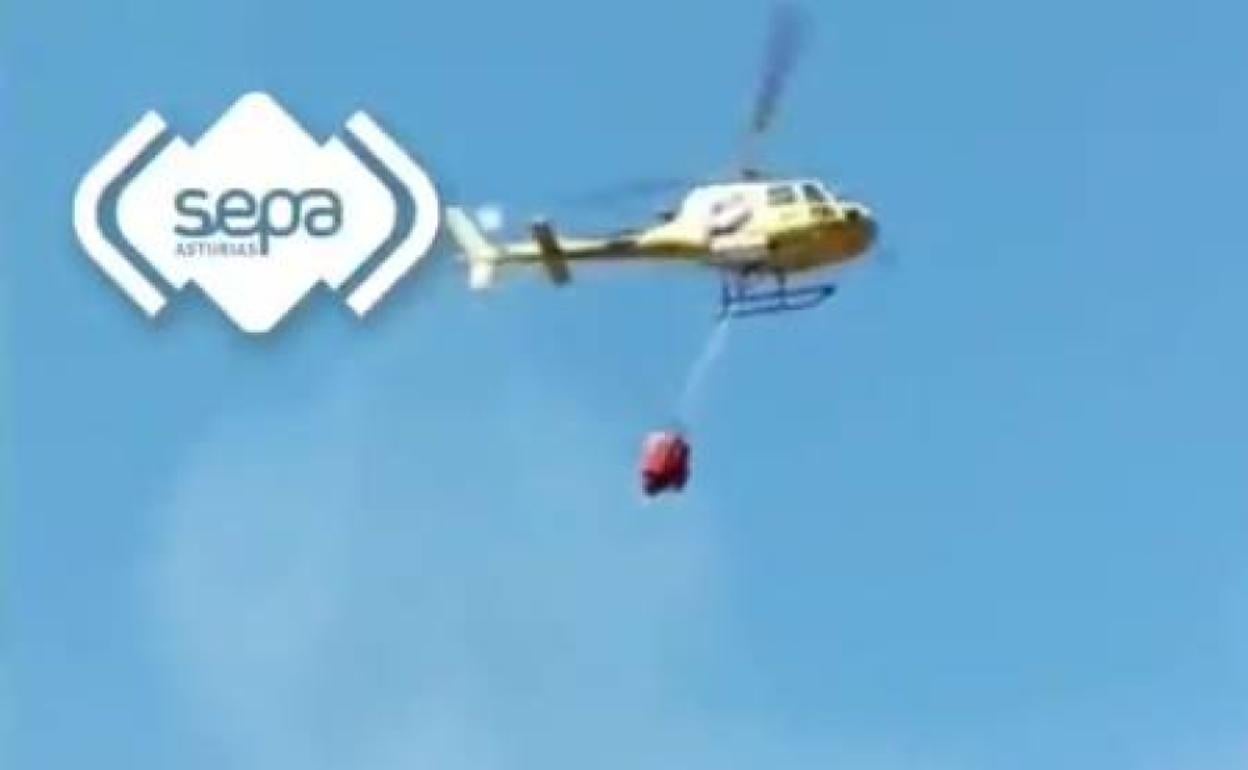 Descarga de helicóptero de Bomberos del SEPA trabajando junto a bomberos de Mieres y La Morgal. 