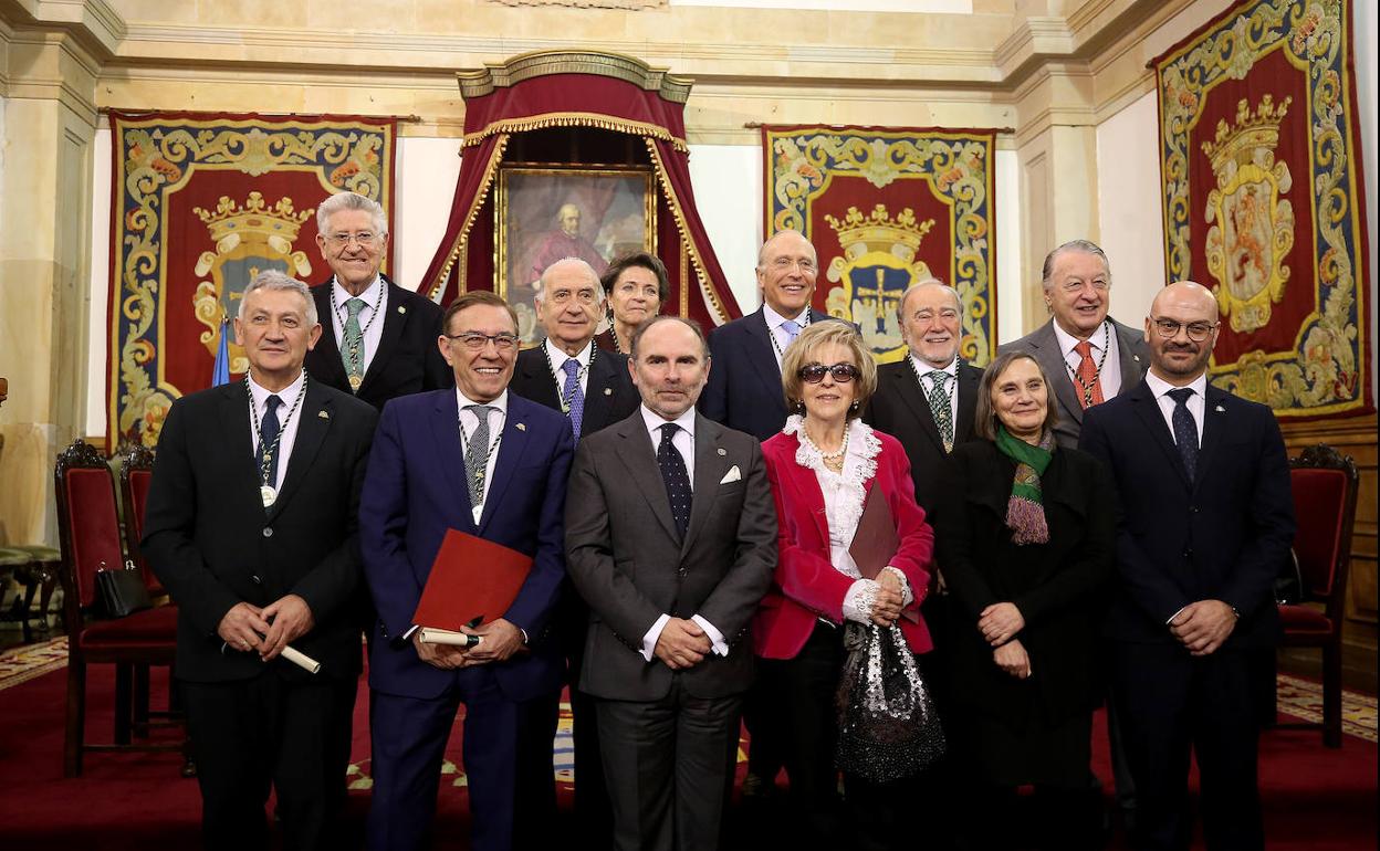 El rector posa con los galardonados con la Medalla de Oro de la Universidad de Oviedo.