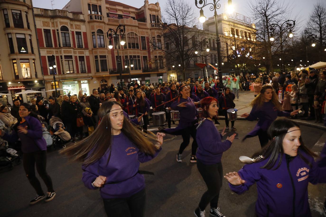 Fotos: Pasacalles, pregón y fiesta en el Antroxu de Gijón