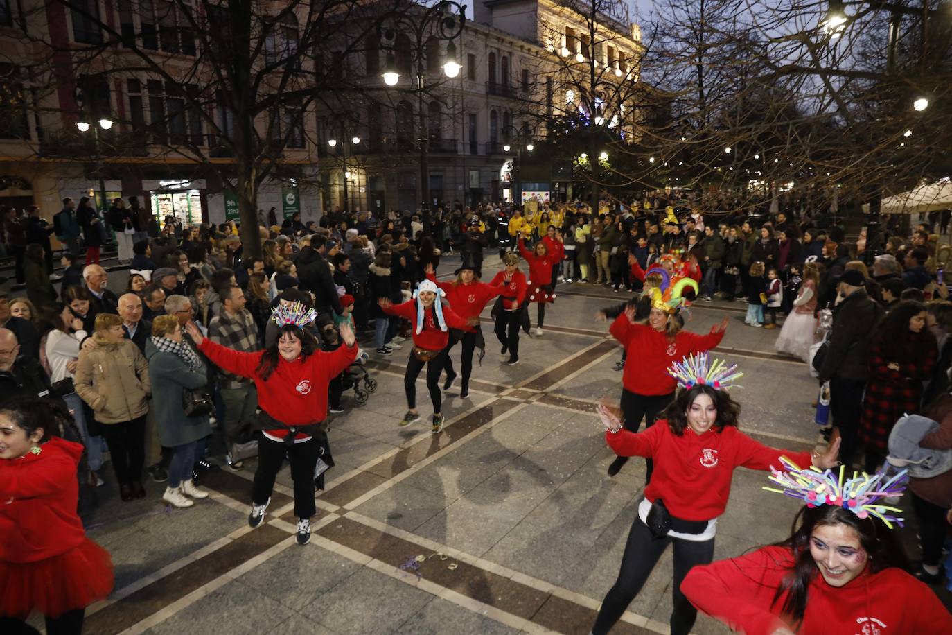 Fotos: Pasacalles, pregón y fiesta en el Antroxu de Gijón