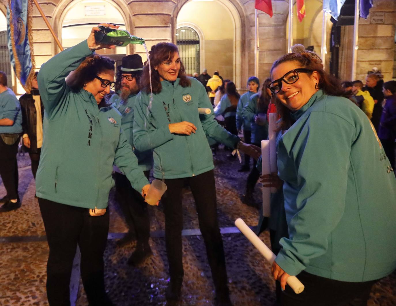 Fotos: Pasacalles, pregón y fiesta en el Antroxu de Gijón