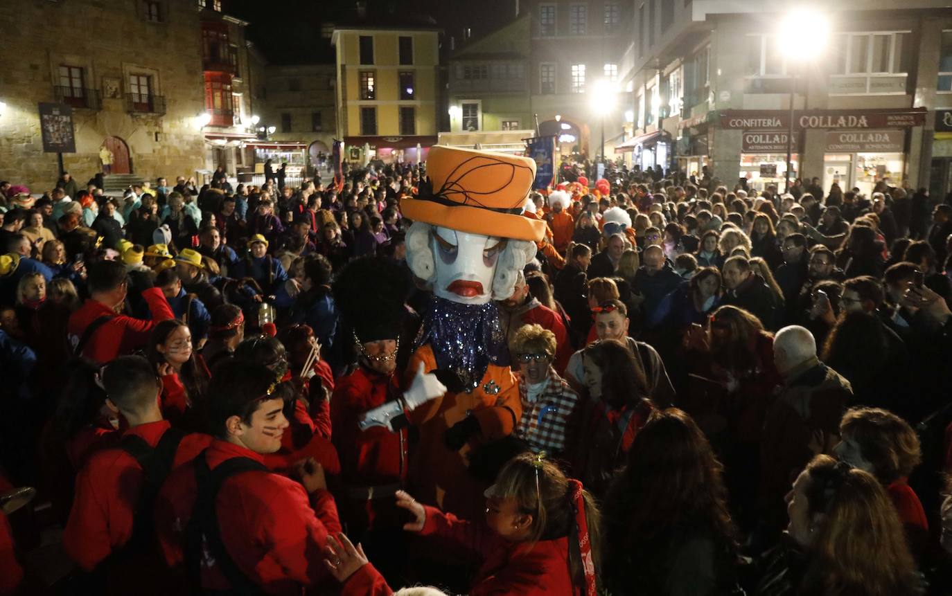 Fotos: Pasacalles, pregón y fiesta en el Antroxu de Gijón