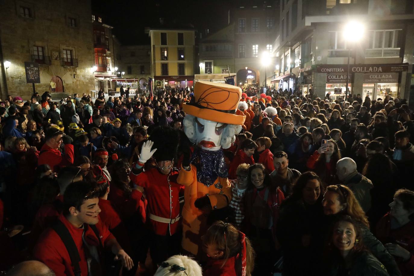 Fotos: Pasacalles, pregón y fiesta en el Antroxu de Gijón