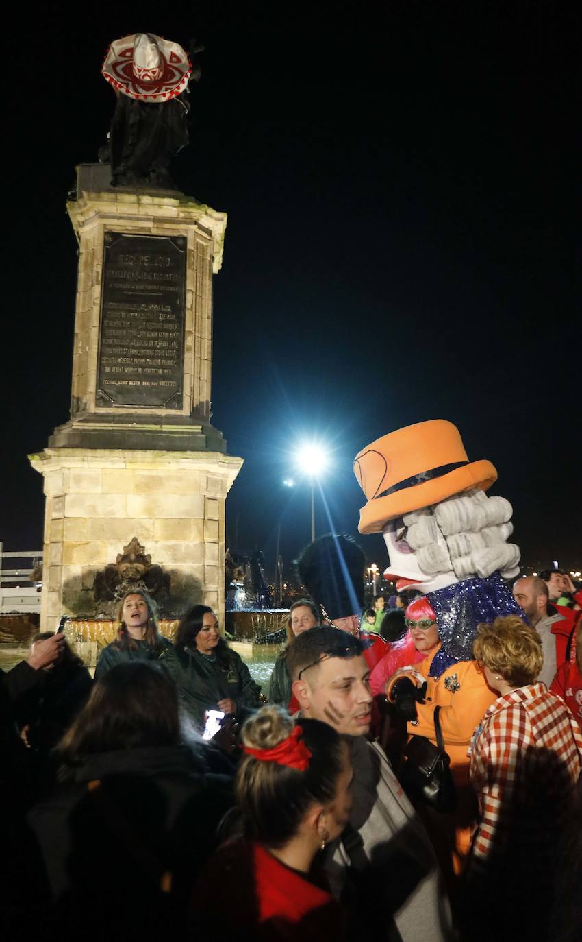 Fotos: Pasacalles, pregón y fiesta en el Antroxu de Gijón