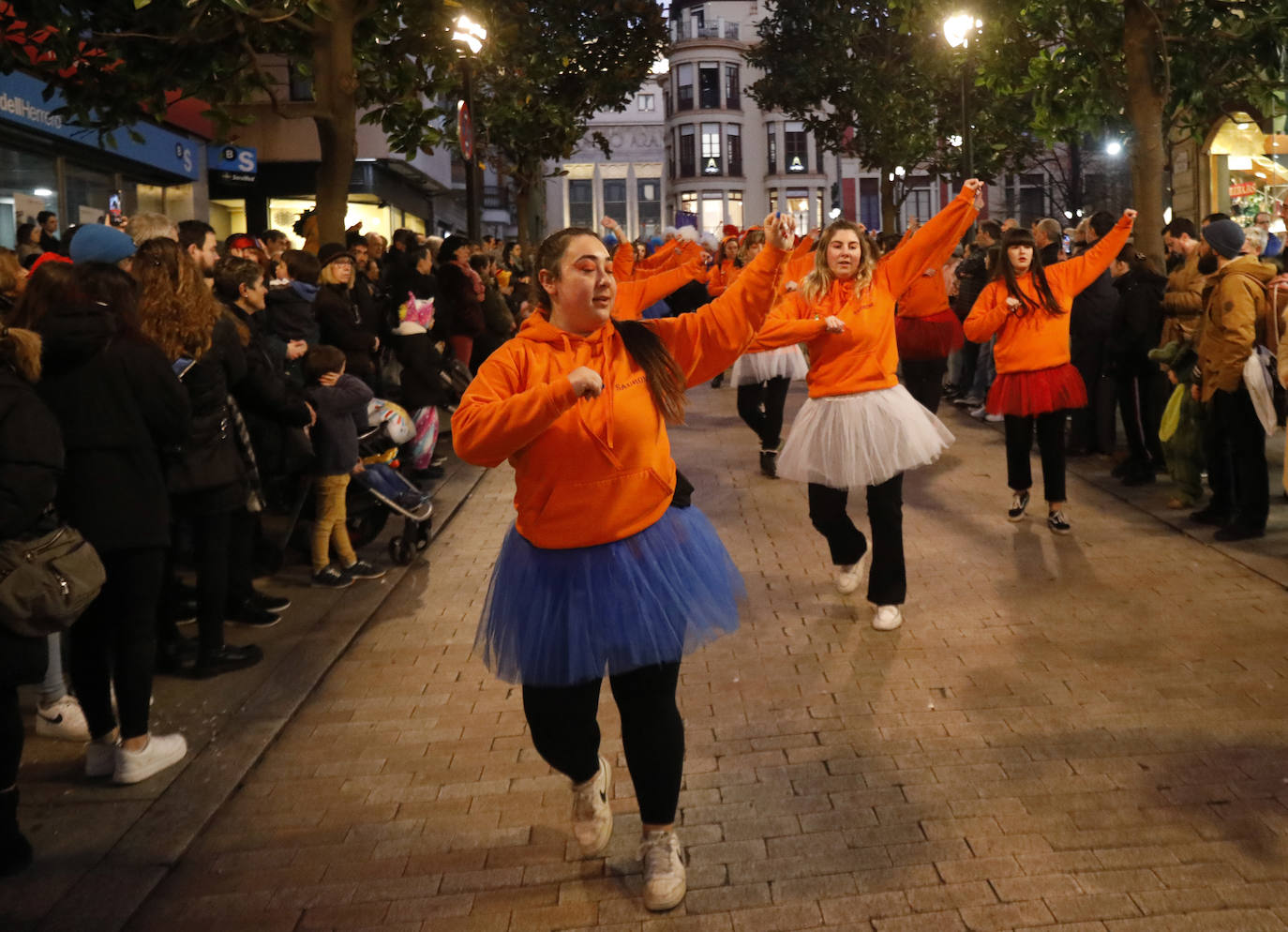 Fotos: Pasacalles, pregón y fiesta en el Antroxu de Gijón