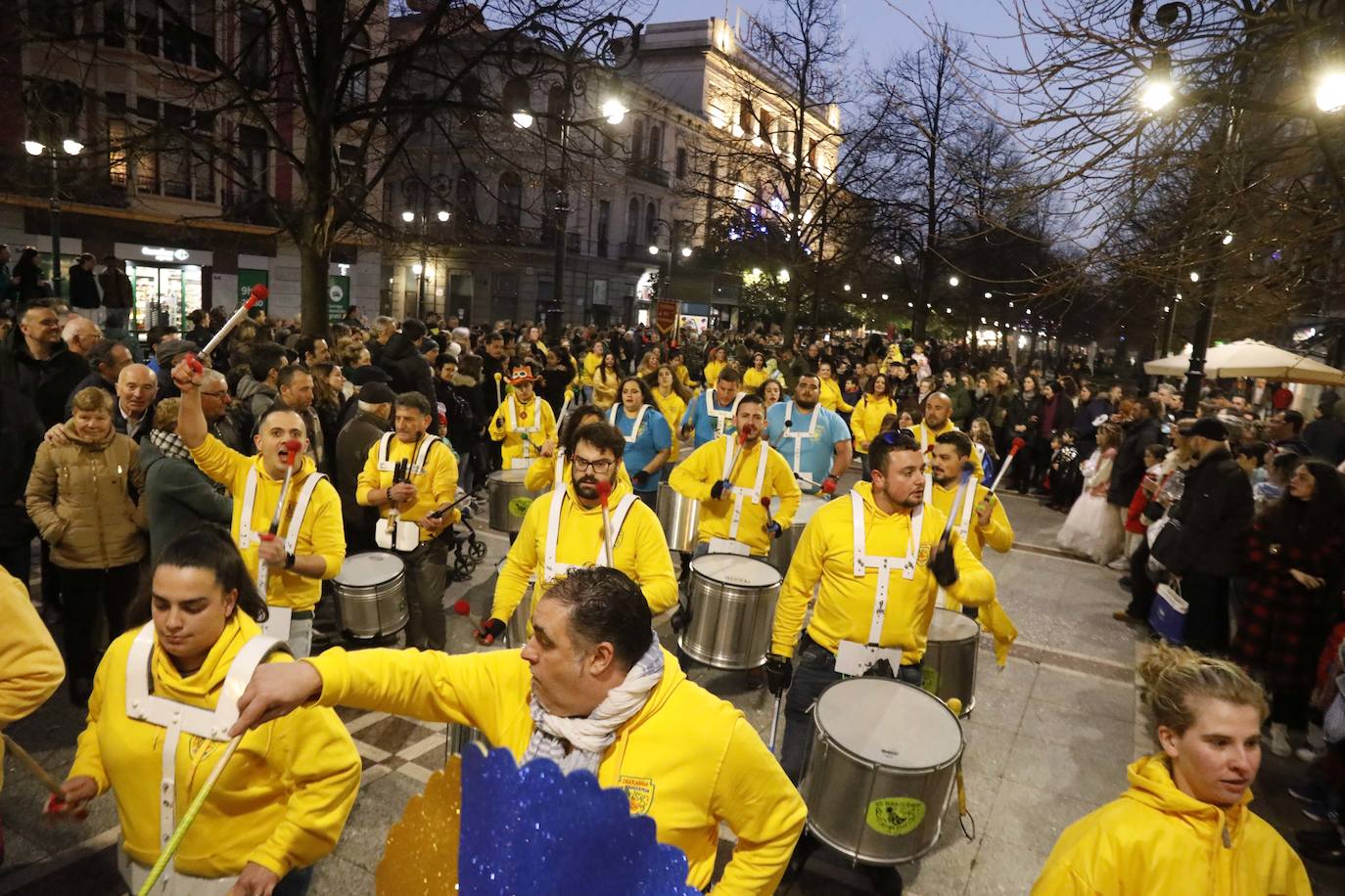 Fotos: Pasacalles, pregón y fiesta en el Antroxu de Gijón