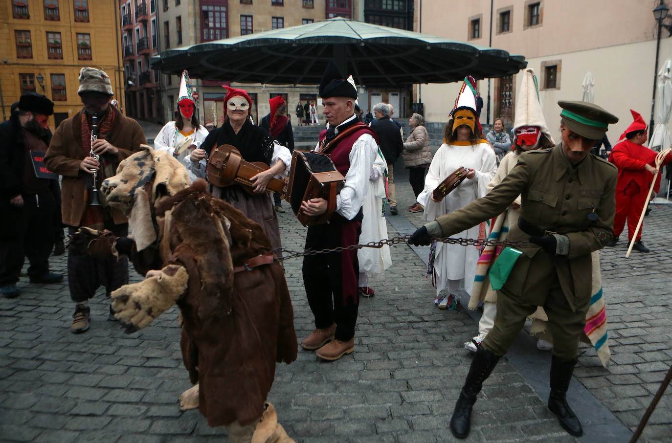 Fotos: Los Mazcaritos plantan la vieya en el Oviedo Antiguo