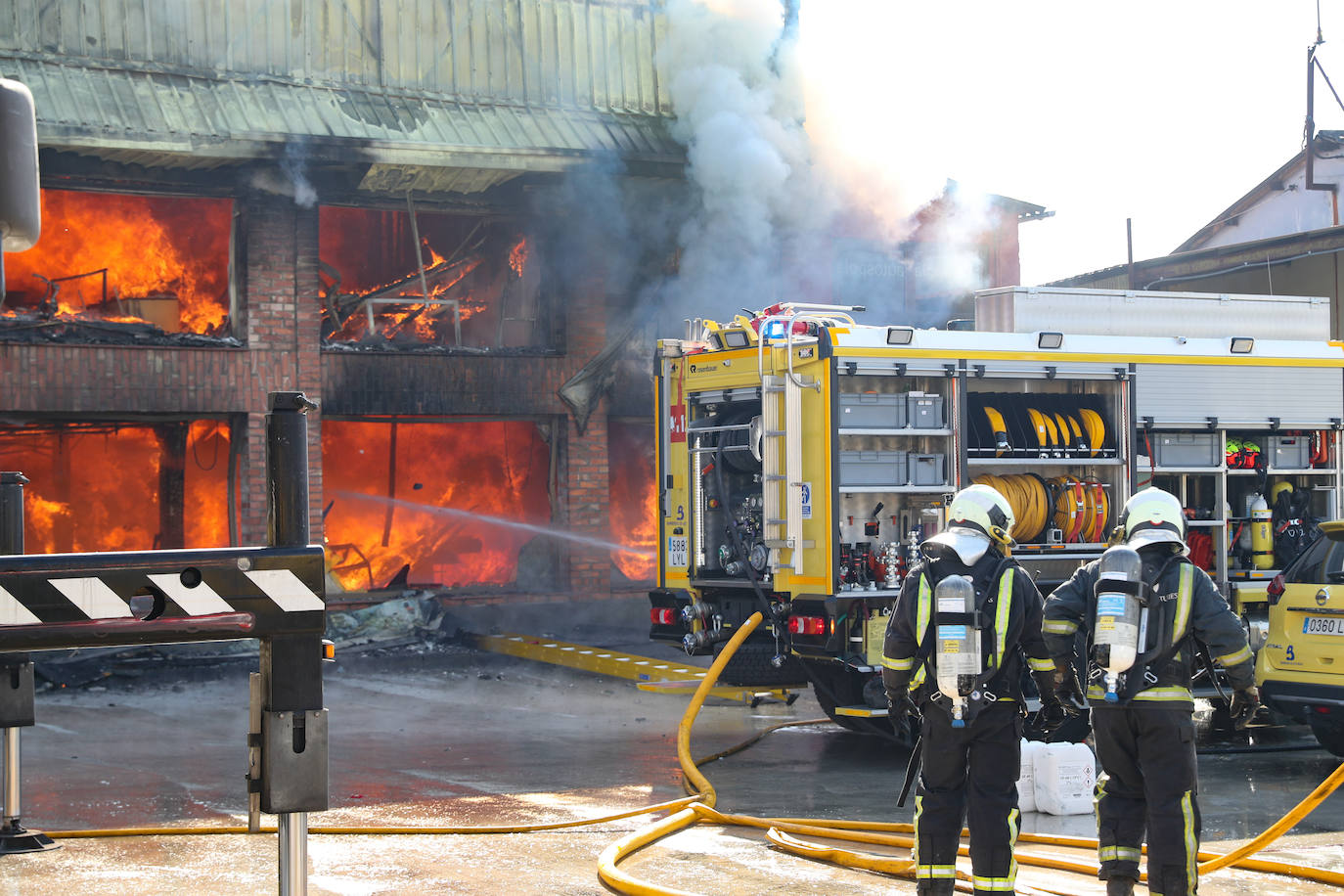 Fotos: Arde una nave industrial en un espectacular incendio en Siero