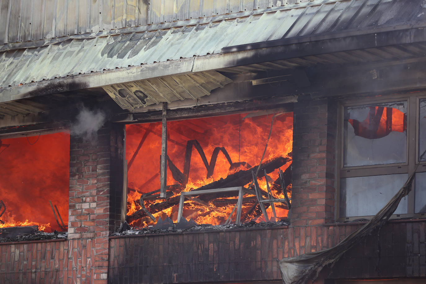 Fotos: Arde una nave industrial en un espectacular incendio en Siero