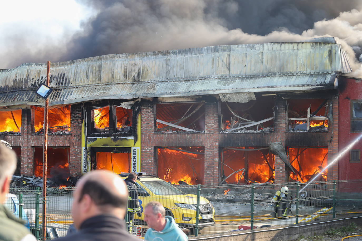 Fotos: Arde una nave industrial en un espectacular incendio en Siero