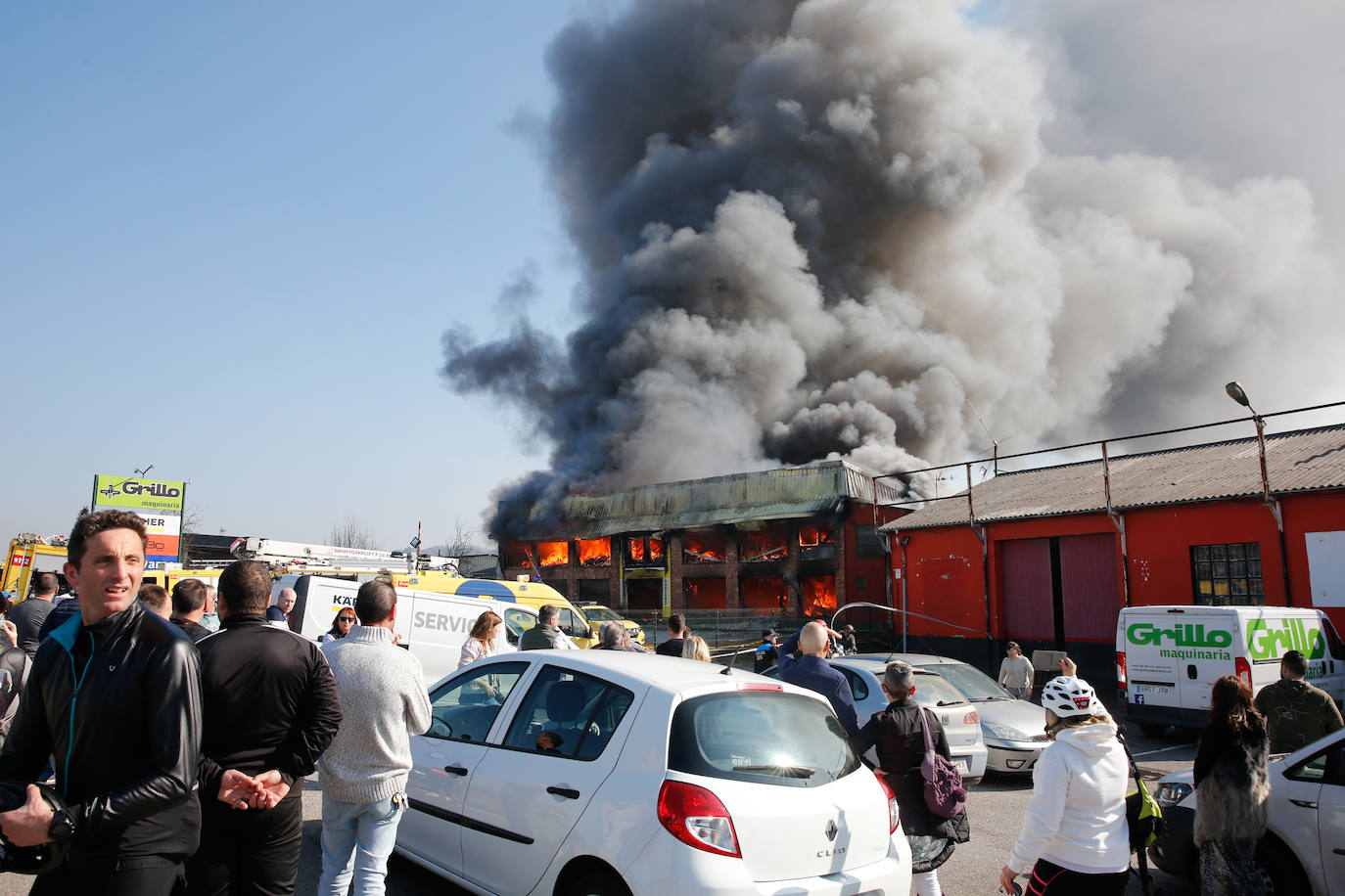 Fotos: Arde una nave industrial en un espectacular incendio en Siero