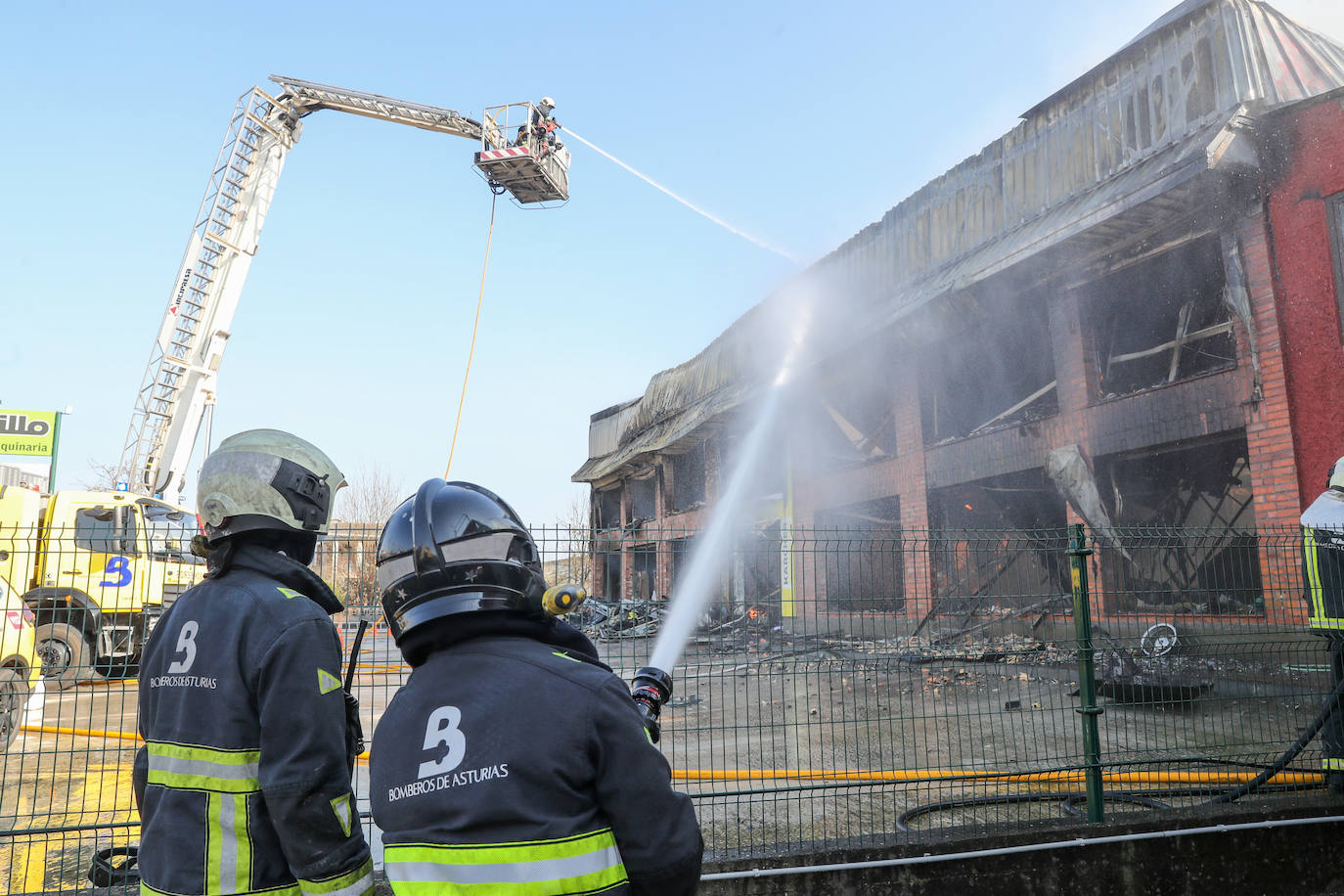 Fotos: Arde una nave industrial en un espectacular incendio en Siero