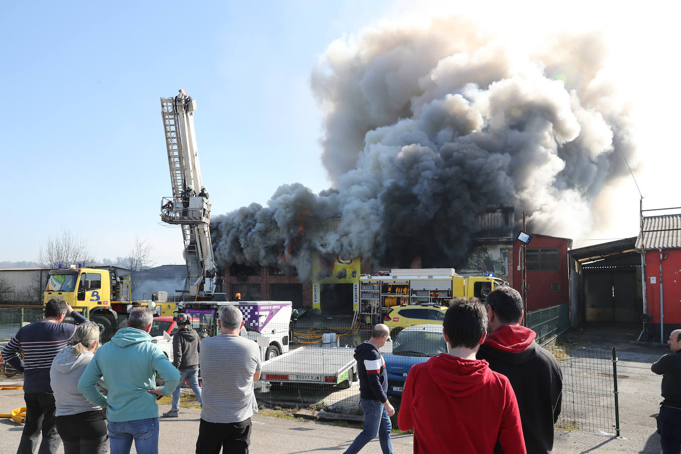 Fotos: Arde una nave industrial en un espectacular incendio en Siero