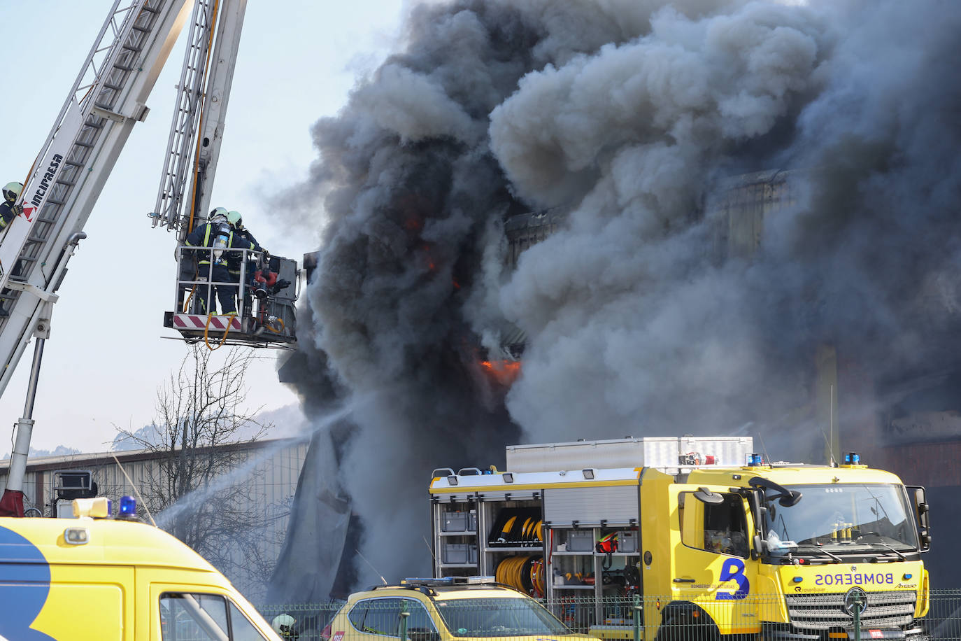 Fotos: Arde una nave industrial en un espectacular incendio en Siero