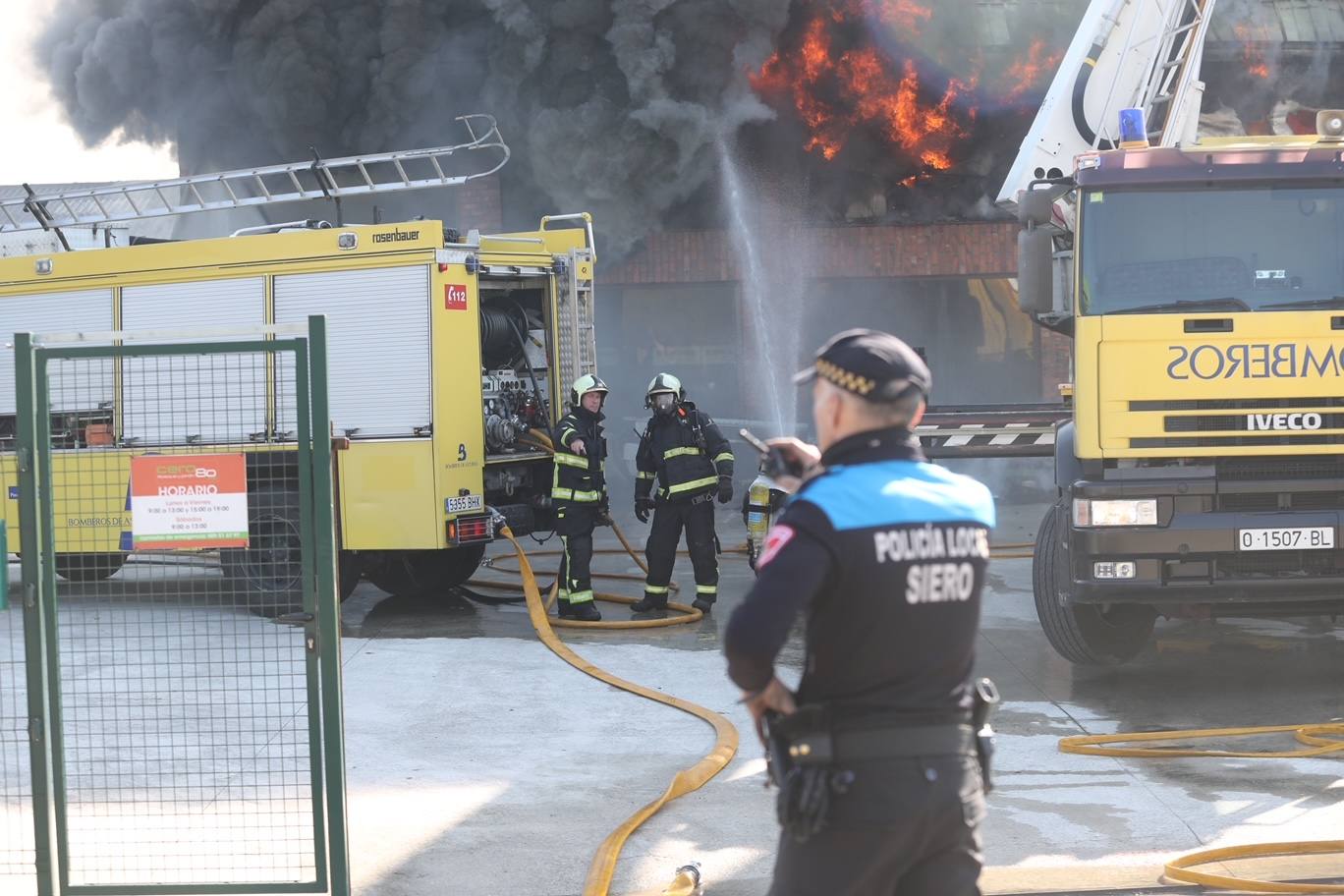 Fotos: Arde una nave industrial en un espectacular incendio en Siero
