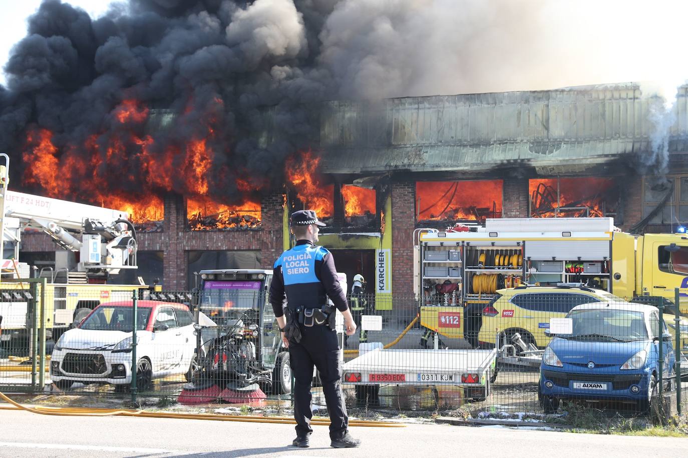 Fotos: Arde una nave industrial en un espectacular incendio en Siero