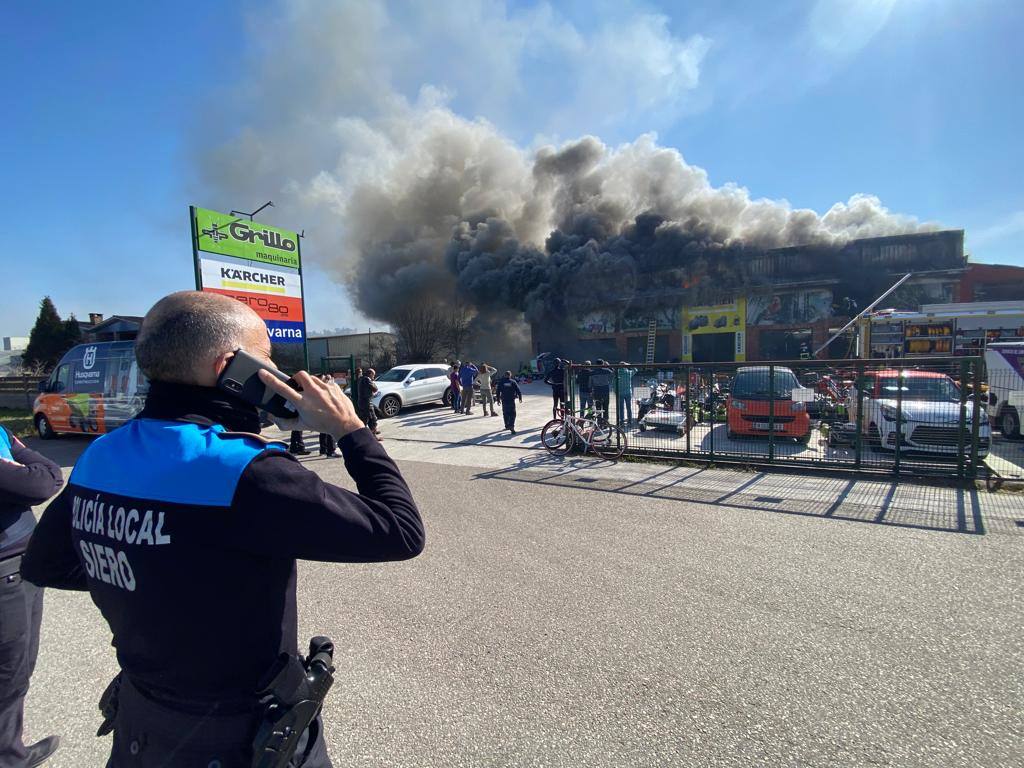 Fotos: Arde una nave industrial en un espectacular incendio en Siero