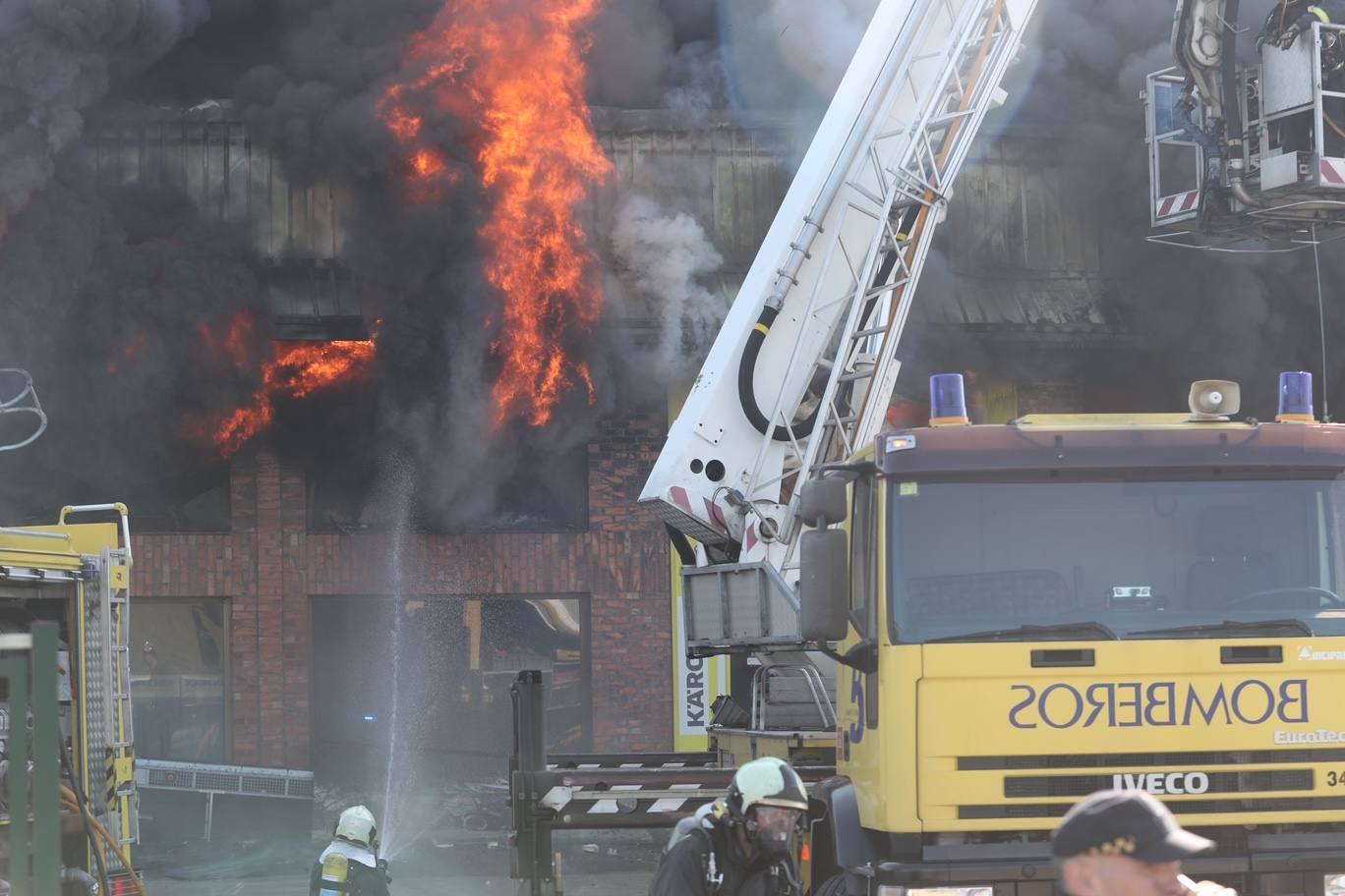 Fotos: Arde una nave industrial en un espectacular incendio en Siero