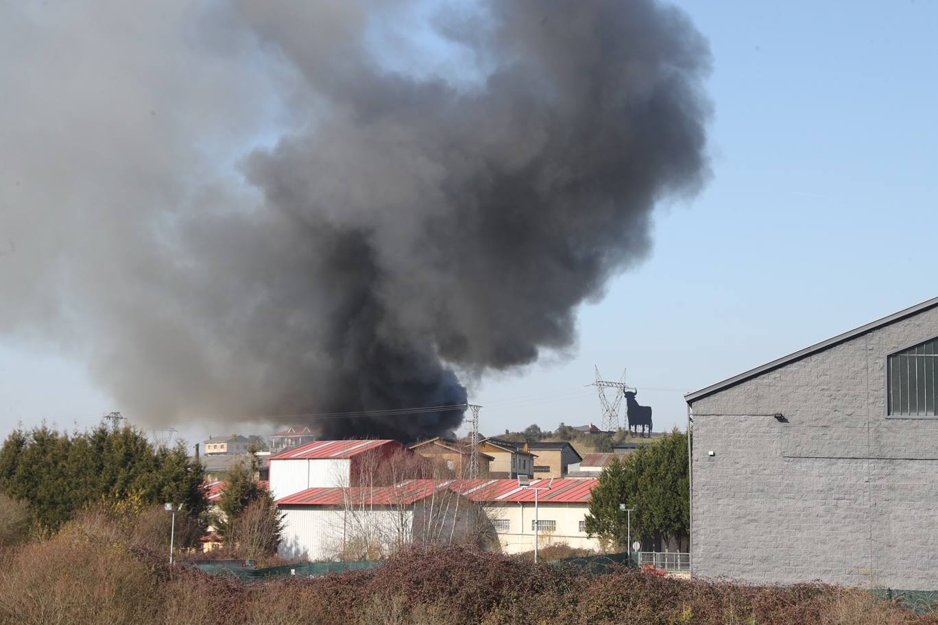 Fotos: Arde una nave industrial en un espectacular incendio en Siero
