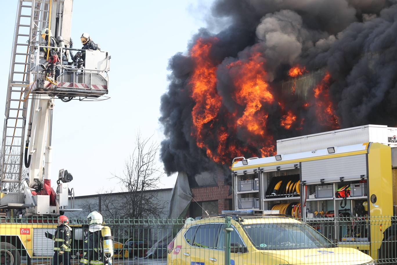 Fotos: Arde una nave industrial en un espectacular incendio en Siero