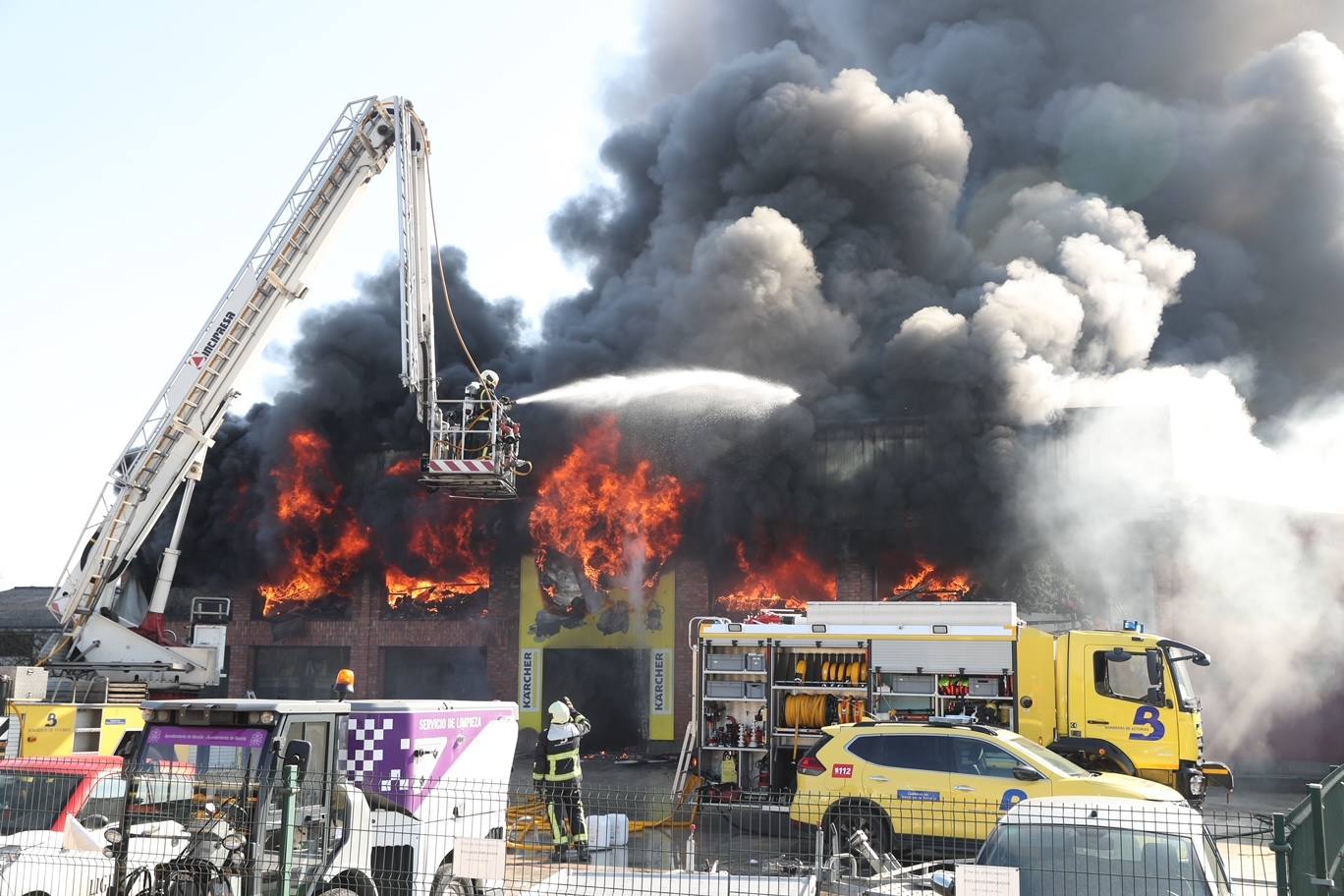 Fotos: Arde una nave industrial en un espectacular incendio en Siero