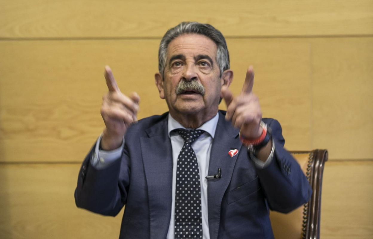 Miguel Ángel Revilla, en su despacho en la sede del Gobierno de Cantabria. 