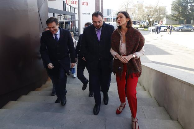 Francisco Blanco, Adrián Barbón y Reyes Maroto, en las escaleras del Palacio de Congresos de Gijón. 