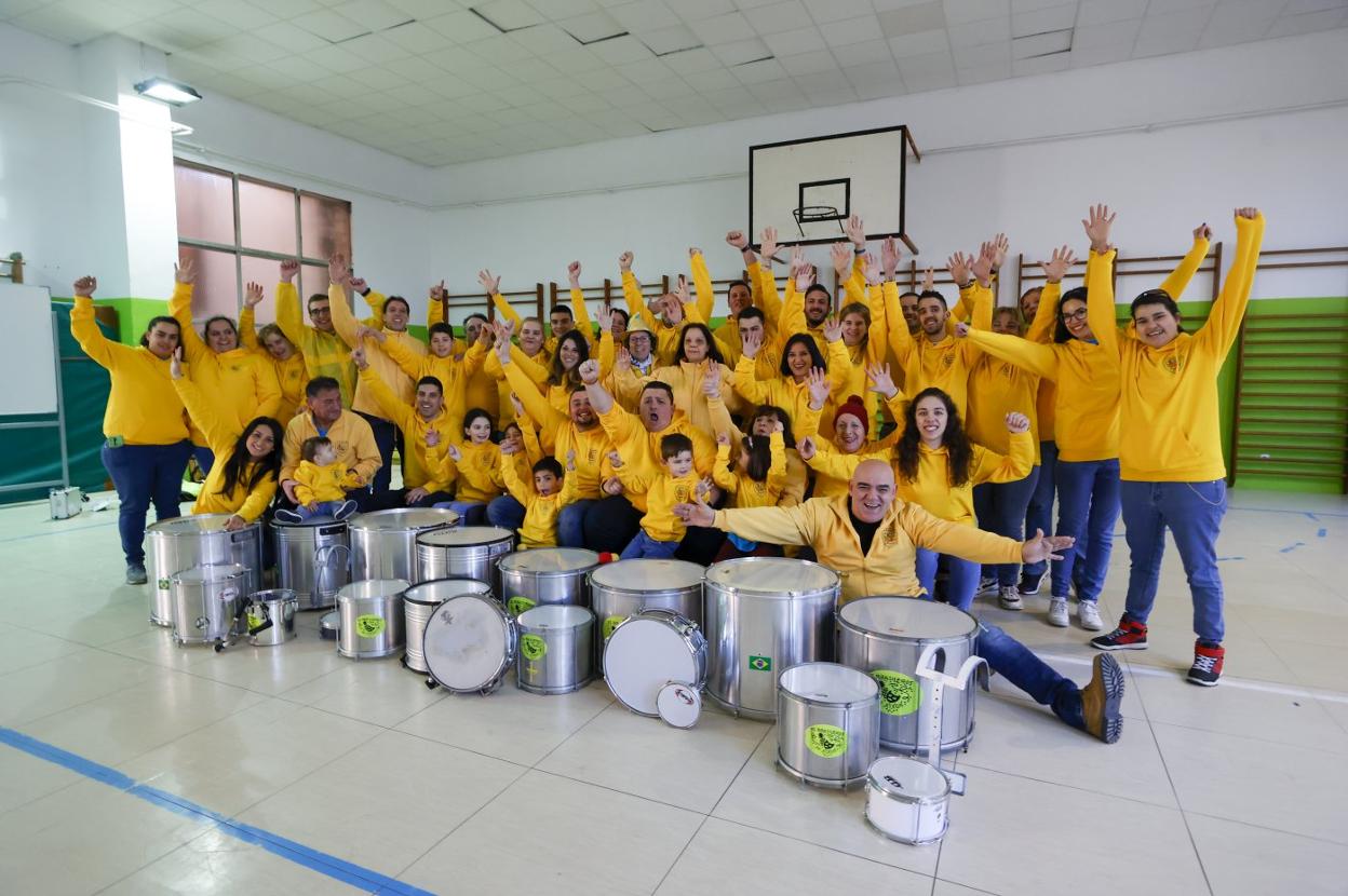 La charanga Os Brasileiros do Xixón, una de las más antiguas, se prepara en el colegio Lloréu de El Natahoyo para darlo todo en el Antroxu. 