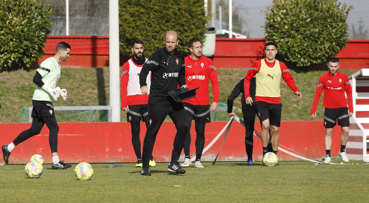 Miguel Ángel Ramírez, en un momento del entrenamiento de ayer, con Cuéllar, Insua, Izquierdoz y Djuka a su espalda. 