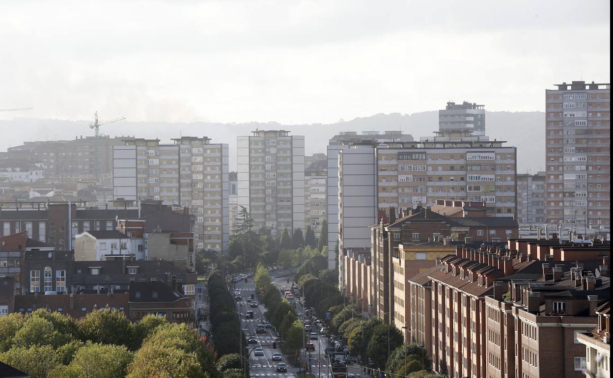 Imagen de archivo de contaminación atmosférica en la zona oeste de Gijón.