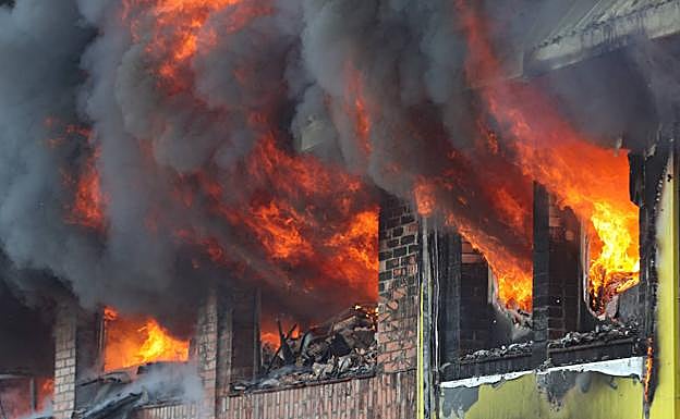 Imagen. Arde una nave industrial en Siero. 
