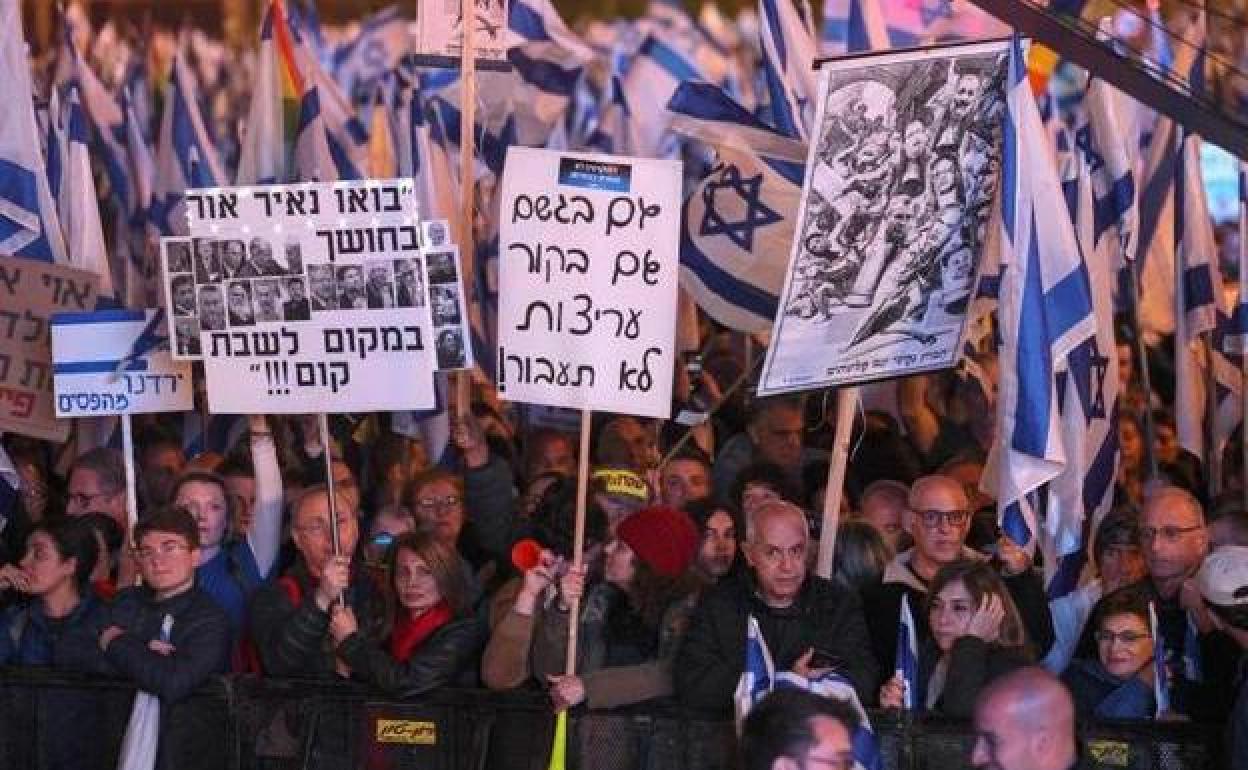 Manifestantes exhiben pancartas en Tel Aviv contra la coalición de ultraderecha de Netanyahu