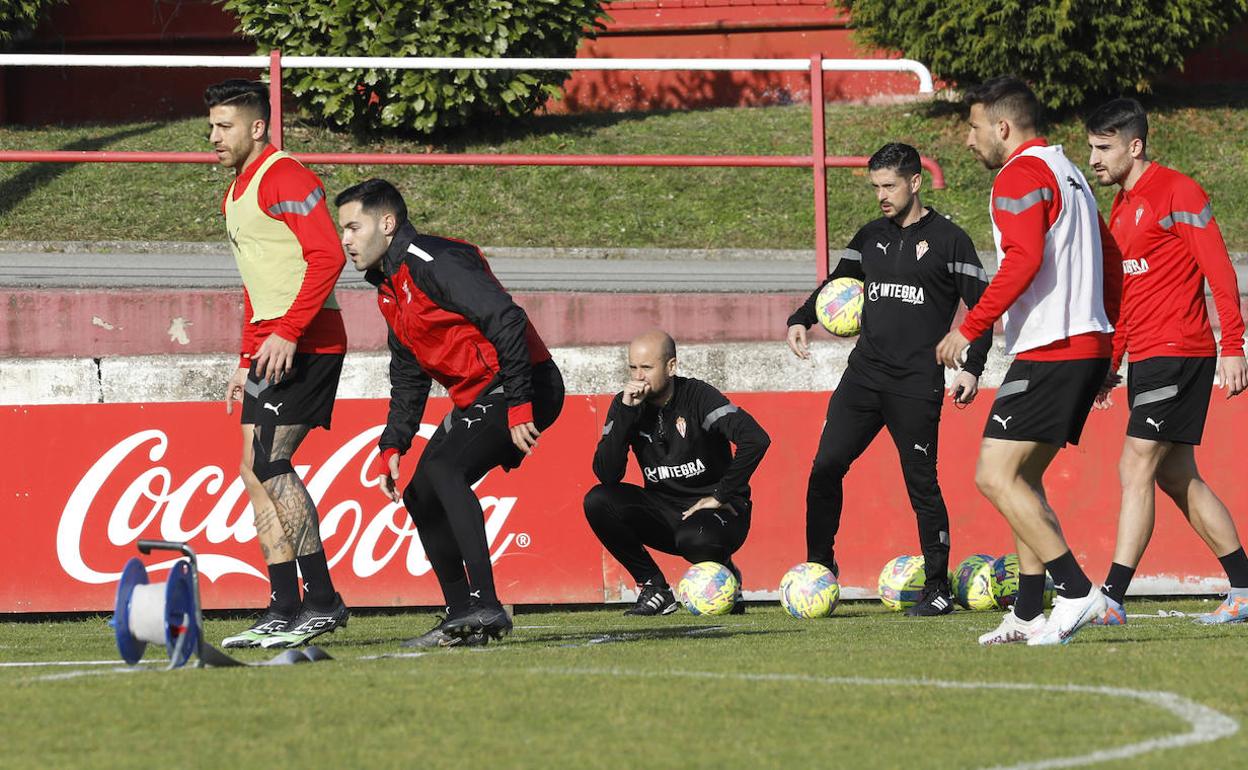 Ramírez, agachado, observando el entrenamiento de ayer en Mareo. 