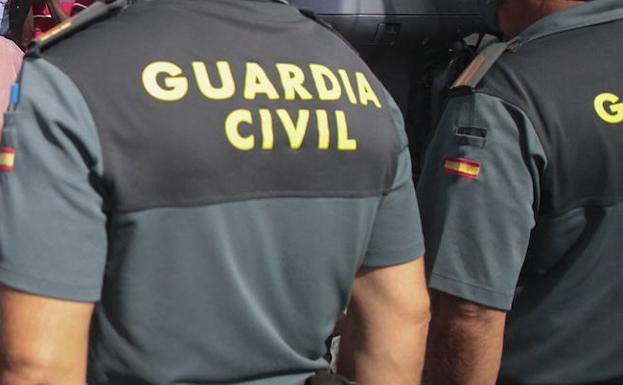 Dos agentes de la Guardial Civil. 
