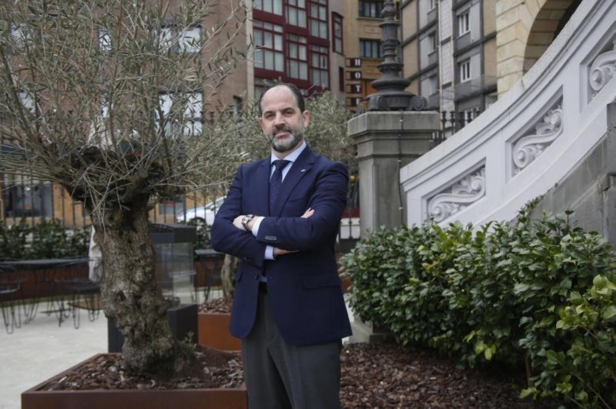 Fernando Fombona, ante la sede de EL COMERCIO, momentos antes de la entrevista. 