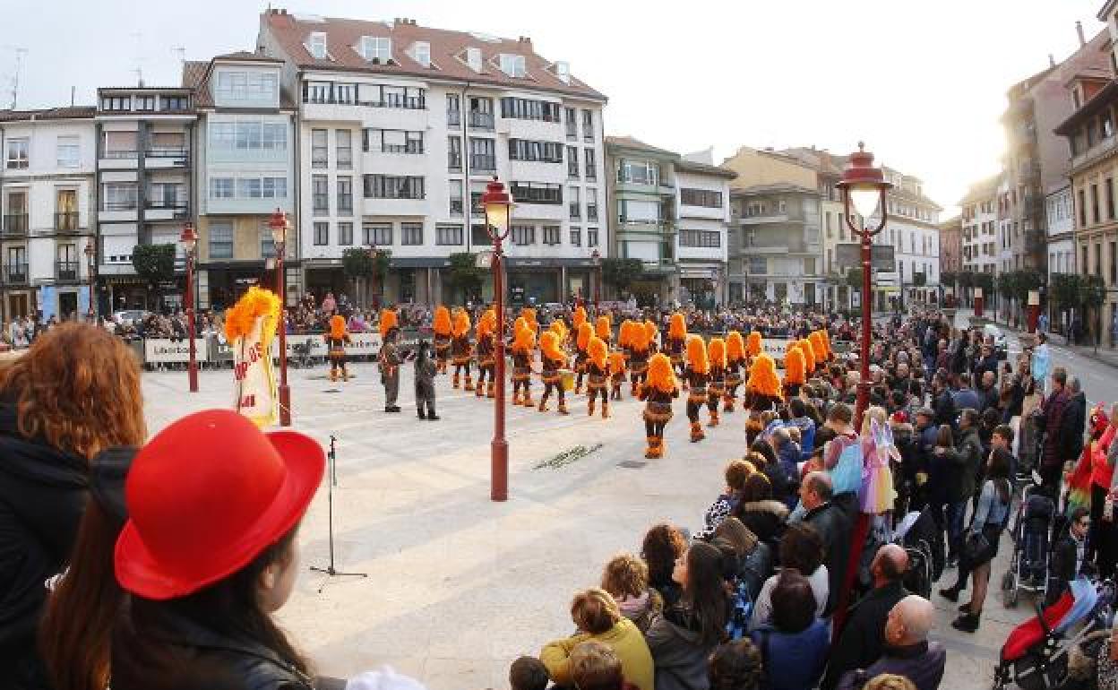 Un numeroso púbico sigue el concurso de charangas en 2019.